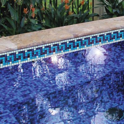 Aplicación de cenefas en piscina