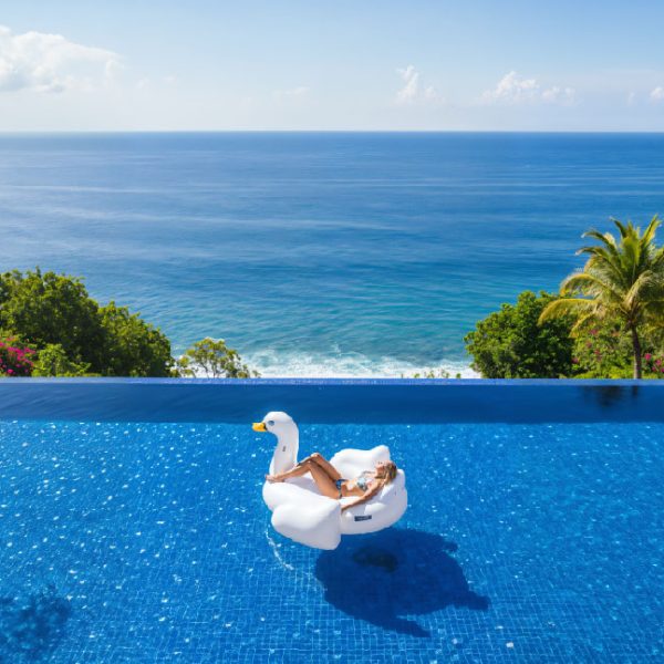 Vista de piscina con mosaico Kolorines Akua Premium