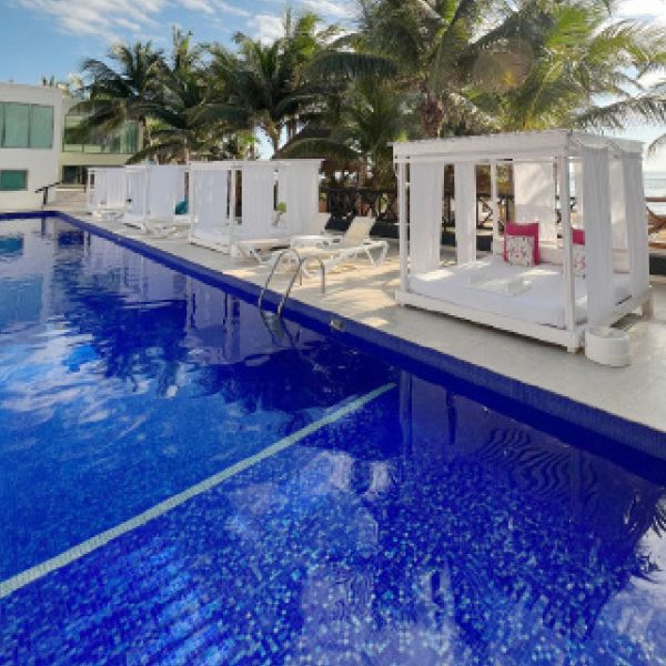 Detalle de revestimiento Akua Premium en alberca