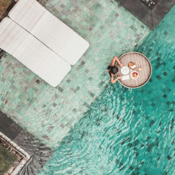 Piscina revestida con mosaico vítreo Oasis Stone de Kolorines