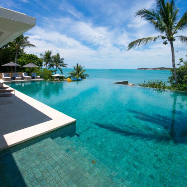 Detalle de aplicación Oasis Stone en piscina residencial